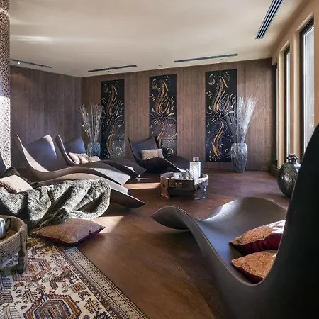 Sleeps 6 Pool Wifi Apartment